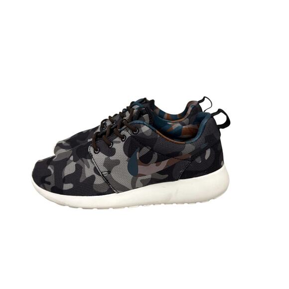 Nike Shoes Roshe One Blue Camo Print Sneakers Size Women's 6 - Picture 1 of 6